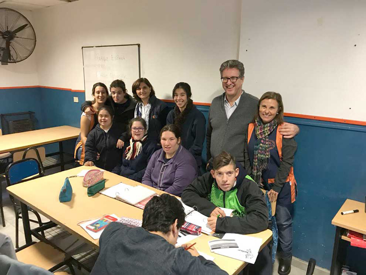 El presidente junto a los alumnos de la Escuela especial "Los buenos hijos" 