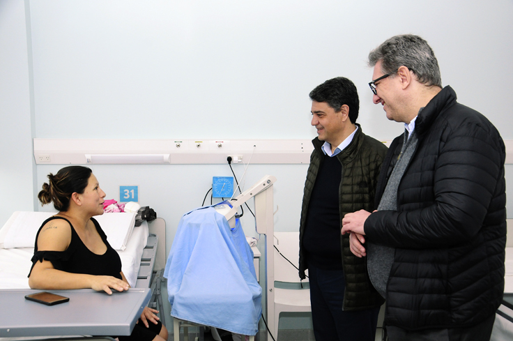 En la recorrida por la Maternidad, Di Liscia y Jorge Macri conversaron con una flamante mamá que tuvo a su bebé en el Centro de salud.