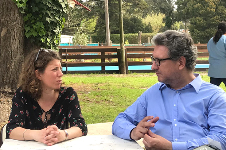 La directora del Centro de Día junto al presidente de IOMA, Pablo Di Liscia.