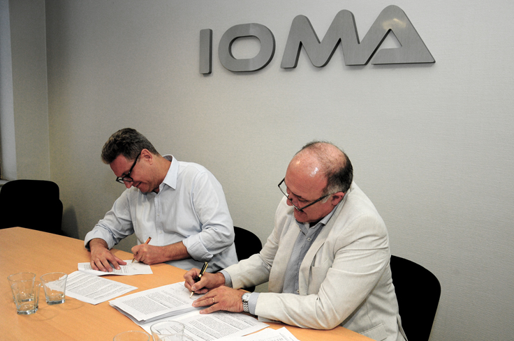 El Presidente de IOMA Pablo Di Liscia en la firma del convenio con Gustavo Giménez, titular del Centro Médico de Mar del Plata.