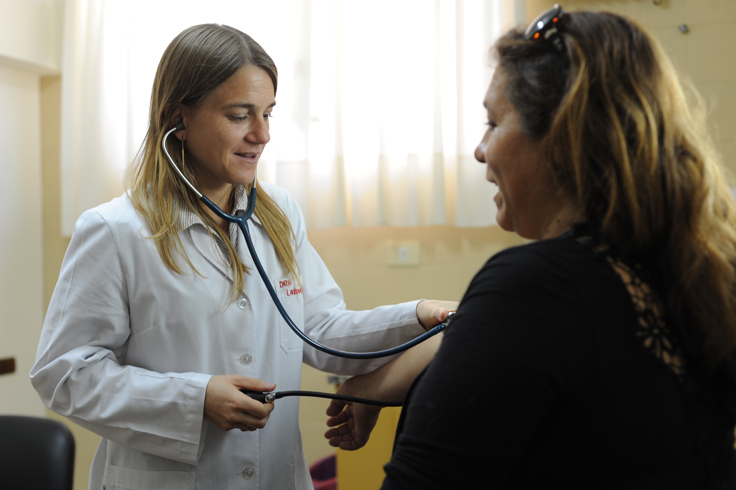 Médica tomando la presión