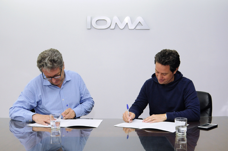 El presidente de IOMA Pablo Di Liscia en la firma del convenio junto al Director General de Cultura y Educación Gabriel Sánchez Zinny.