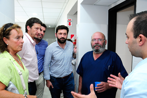 María de los Ángeles Ricco, Jefa de Departamento de la Región Saladillo junto al Director de la Región, Vladimir Wuiovich, el Director general de Regionalización de IOMA Demián Martínez Naya, Pablo Juliano, Vocal de Directorio (designación en curso) y autoridades del Centro de salud de Hemodiálisis Saladillo.