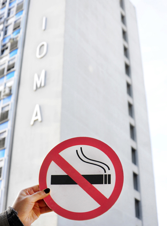 Frente de IOMA con cartel de Prohibido fumar