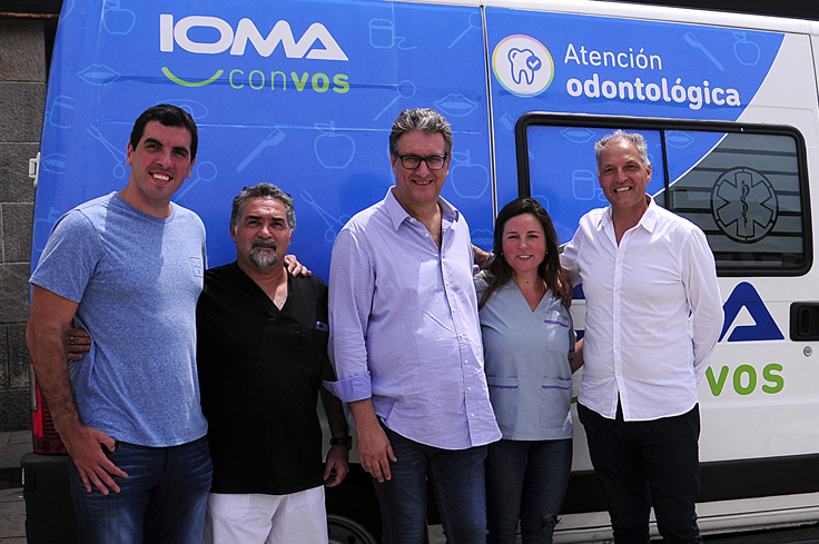 El equipo de IOMA junto al de FOPBA en el Consultorio Odontológico Móvil destinado a atender casos de urgencia.