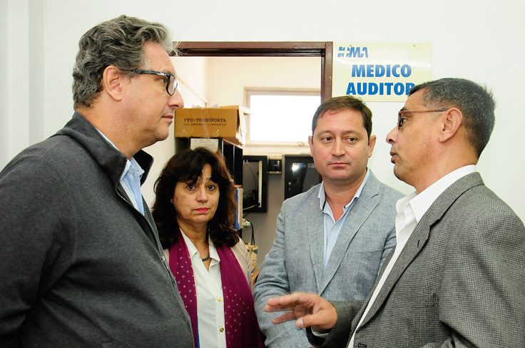 El presidente del Instituto junto al Delegado de Lincoln, la médica auditora y el intendente de la localidad.