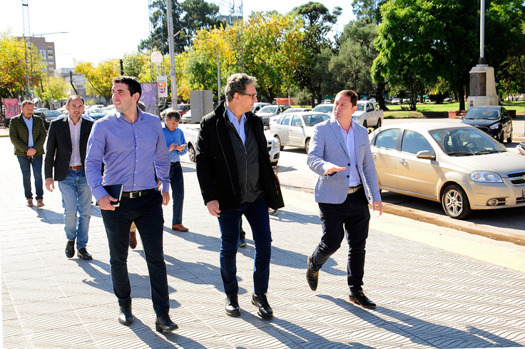 El Director General de Regiones, Demián Martínez Naya, junto al presidente Pablo Di Liscia y el intendente de Lincoln Salvador Serenal, de recorrida por la localidad de Lincoln