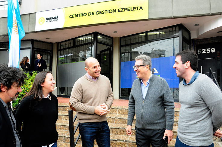 Empleados de Ezpeleta junto a Martiniano Molina, Pablo Di Liscia y Demián Martínez Naya