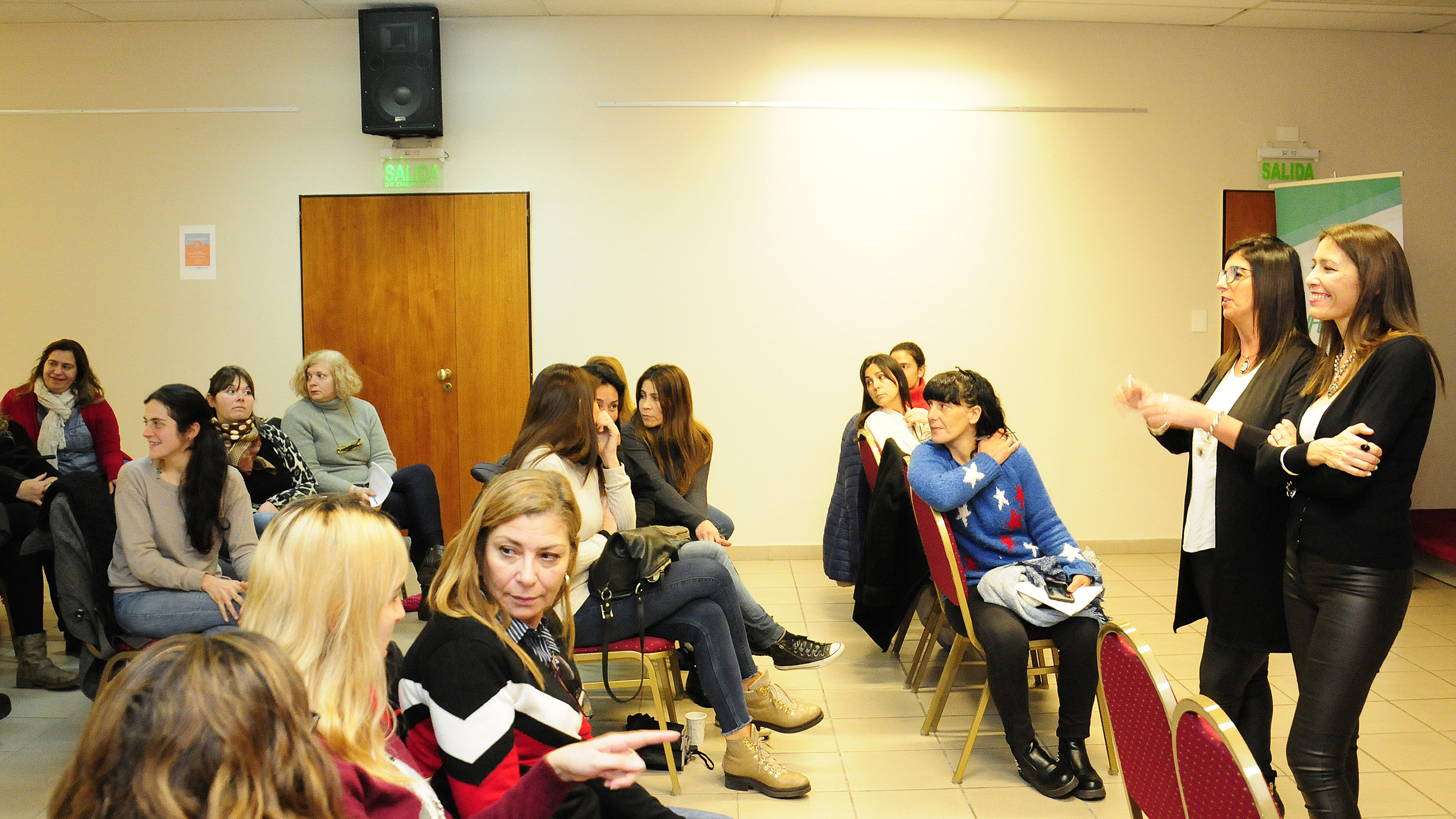 Profesionales en la charla sobre adolescentes