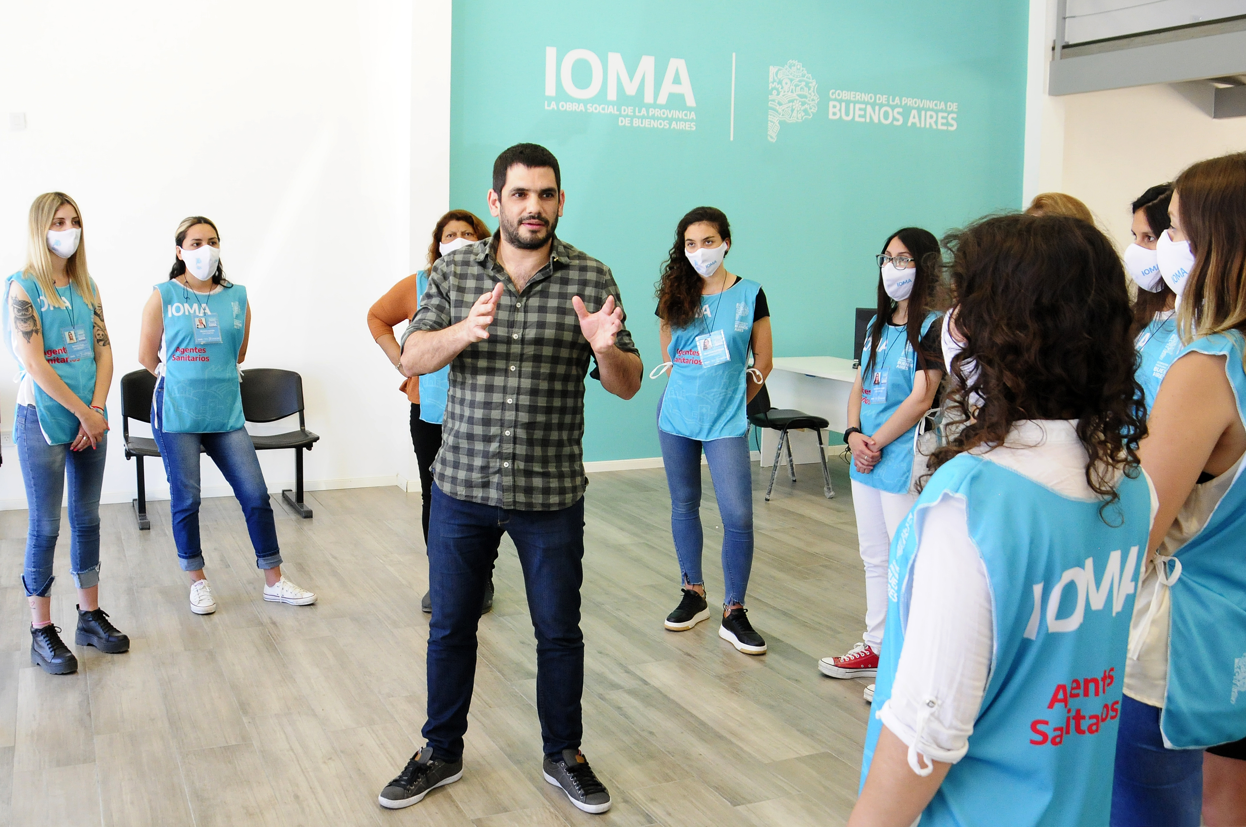 Homero Giles, presidente de IOMA, junto a Agentes Sanitarios