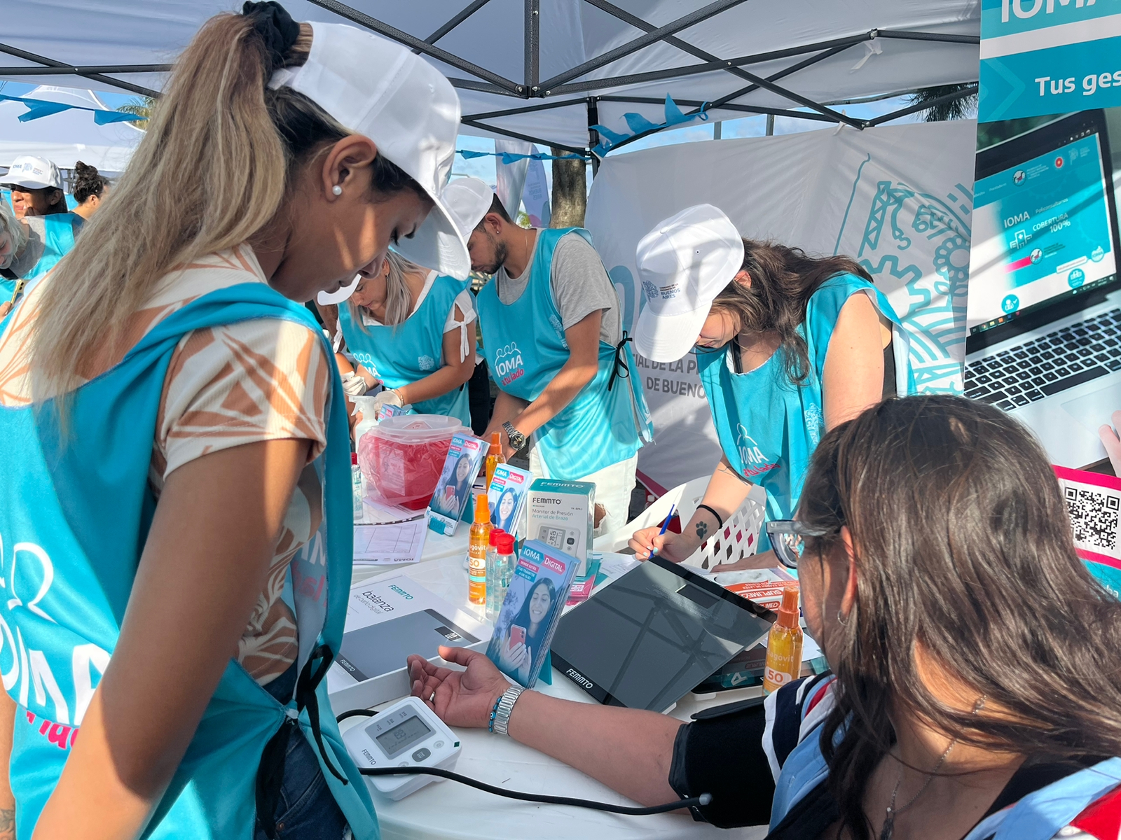 En las postas de verano los agentes sanitarios ofrecen tomar la presión a quienes lo necesiten